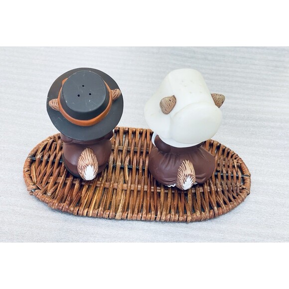 Vintage Hallmark Fall Harvest Pilgrim Chipmunk Salt & Pepper Shakers w/ Tray - Picture 6 of 11